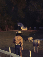 詳細画像: ビーズ装飾と狼モチーフのディテール展示
モデル画像: スエード調ウエスタンシャツを着用したスタイリング例