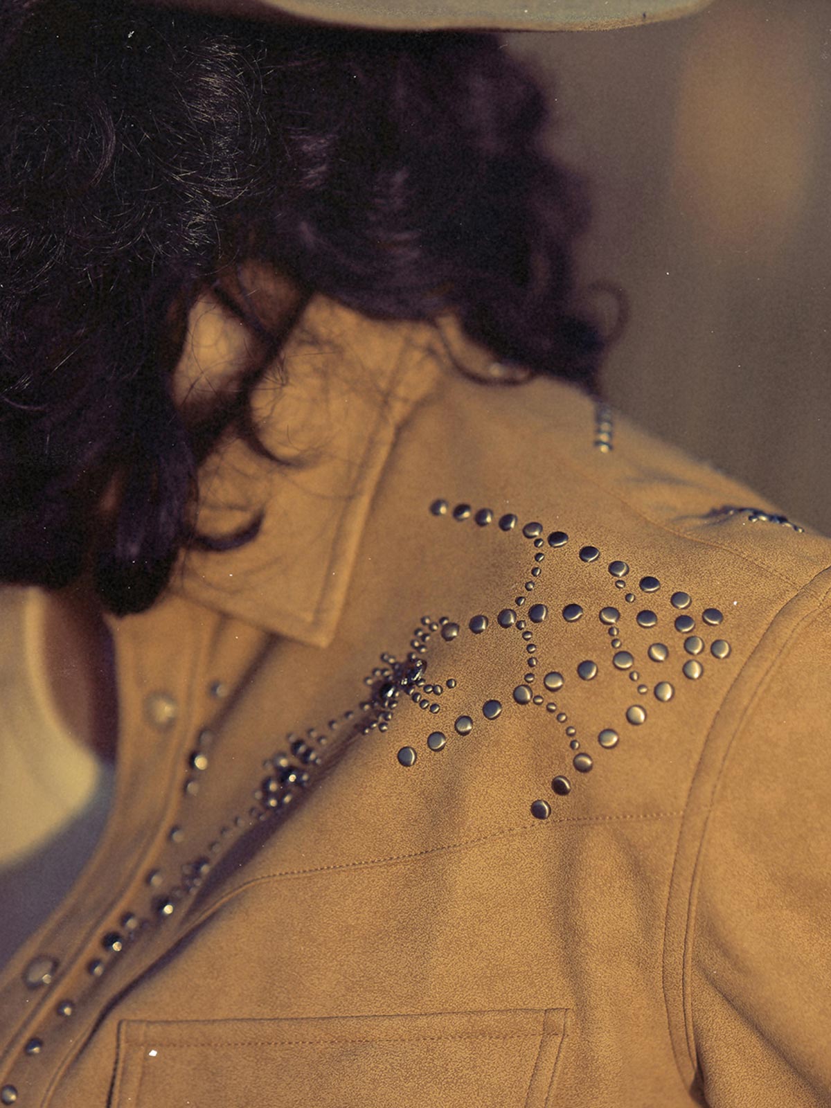 詳細画像: ビーズ装飾と狼モチーフのディテール展示
モデル画像: スエード調ウエスタンシャツを着用したスタイリング例