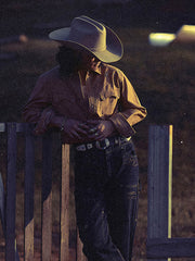 詳細画像: ビーズ装飾と狼モチーフのディテール展示
モデル画像: スエード調ウエスタンシャツを着用したスタイリング例