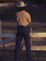 詳細画像: ビーズ装飾と狼モチーフのディテール展示
モデル画像: スエード調ウエスタンシャツを着用したスタイリング例