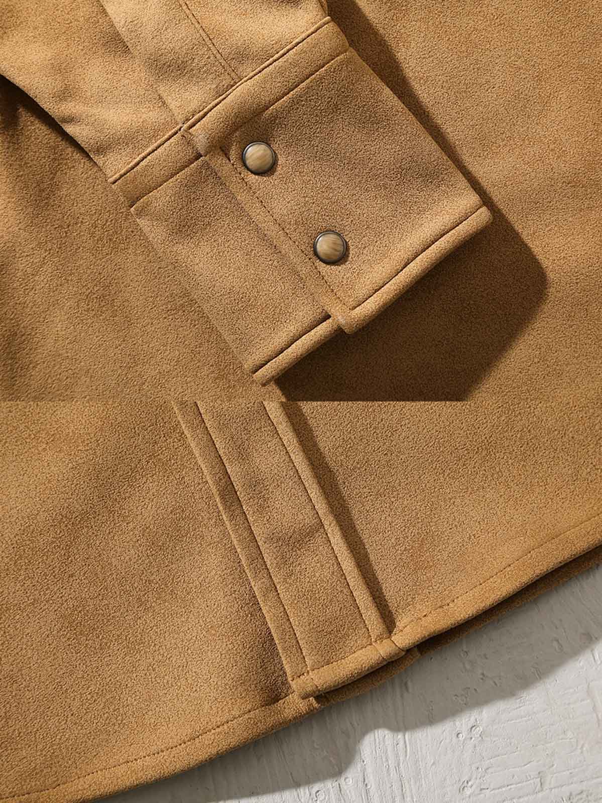 製品画像: カーキ色のスエード調ウエスタンシャツの正面展示
詳細画像: ビーズ装飾と狼モチーフのディテール展示