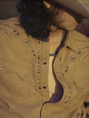 詳細画像: ビーズ装飾と狼モチーフのディテール展示
モデル画像: スエード調ウエスタンシャツを着用したスタイリング例