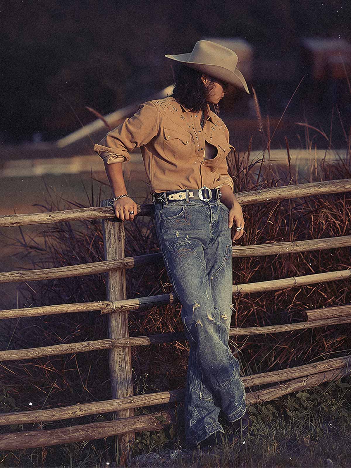 詳細画像: ビーズ装飾と狼モチーフのディテール展示
モデル画像: スエード調ウエスタンシャツを着用したスタイリング例