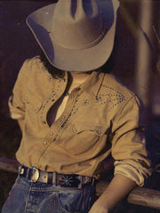 詳細画像: ビーズ装飾と狼モチーフのディテール展示
モデル画像: スエード調ウエスタンシャツを着用したスタイリング例