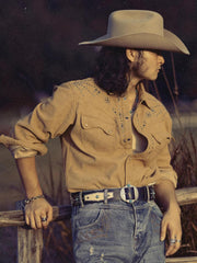 詳細画像: ビーズ装飾と狼モチーフのディテール展示
モデル画像: スエード調ウエスタンシャツを着用したスタイリング例