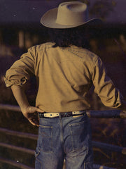 詳細画像: ビーズ装飾と狼モチーフのディテール展示
モデル画像: スエード調ウエスタンシャツを着用したスタイリング例