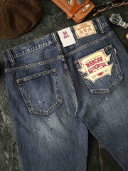 クロップドパンツのセルビッジの詳細、カスタムYKK製赤銅製のDバックル、リベット、ジッパーの精細な工芸を示すクローズアップ