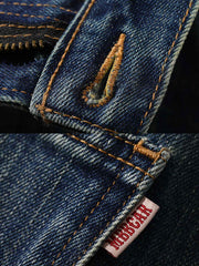 デニムパンツの破れやタイダイのディテール、高品質の赤耳デニムと複雑なボタンディテールのクローズアップ。