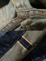 デニムパンツの破れやタイダイのディテール、高品質の赤耳デニムと複雑なボタンディテールのクローズアップ。