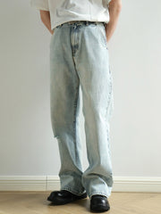 モデルが着用するレトロ80sスタイルのアイスブルーワイドレッグセルビッジデニムジーンズを披露、全体のスタイルとフィット感を展示。