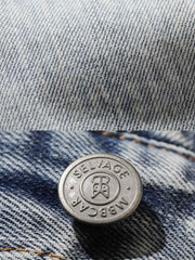 ジーンズの膝部分の手作業によるダメージ加工とレールトラックウォッシュの細部を示すクローズアップ。