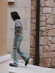 ヴィンテージデニムフレアパンツを着用した男性モデルの全体コーディネート