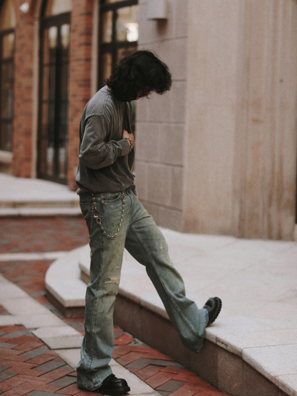 ヴィンテージデニムフレアパンツを着用した男性モデルの全体コーディネート