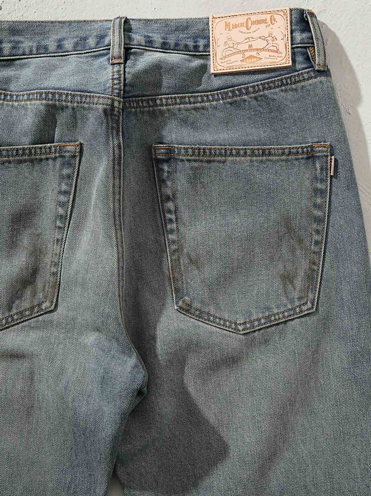 フレアパンツの三角形切り替えデザインとダメージ加工のディテール