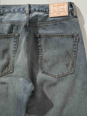 フレアパンツの三角形切り替えデザインとダメージ加工のディテール