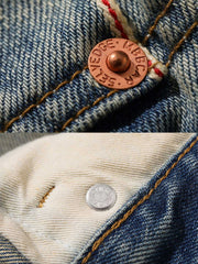 フレアパンツの三角形切り替えデザインとダメージ加工のディテール