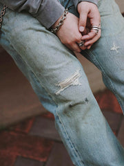 ヴィンテージデニムフレアパンツを着用した男性モデルの全体コーディネート