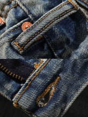 フレアパンツの三角形切り替えデザインとダメージ加工のディテール