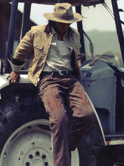 詳細画像: 刺繍と膝当てデザインのディテール
モデル画像: 男性が着用する刺繍入りワイドレッグワークパンツの全身コーディネート