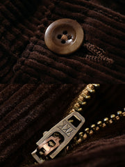 製品画像: ハイウエストコーデュロイワイドパンツの平置き画像 - 8ウェール素材と膝パッチデザインが特徴
詳細画像: 両膝パッチデザインとコーデュロイ素材のディテール - ヴィンテージ風の質感を表現