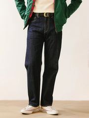 モデルがアメリカンヴィンテージのオリジナルカラーストレートジーンズを着用し、そのスタイルを披露している