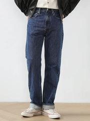 モデルがアメリカンヴィンテージのオリジナルカラーストレートジーンズを着用し、そのスタイルを披露している