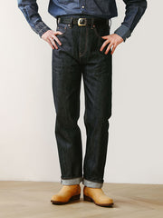 モデルがアメリカンヴィンテージのオリジナルカラーストレートジーンズを着用し、そのスタイルを披露している