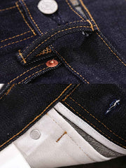 セルビッジデニムジーンズの特徴的な質感とディテールのクローズアップ