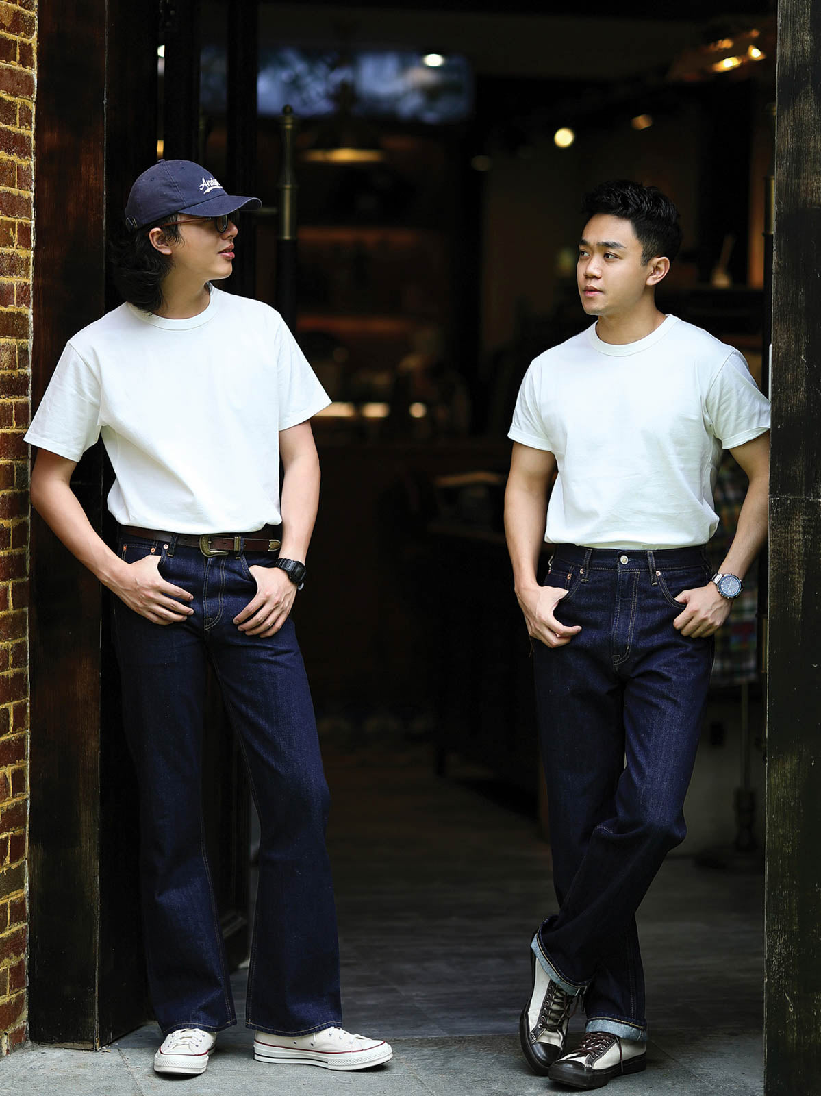 モデルが灰色のヘビーコットンクルーネックショートスリーブTシャツを着用し、カジュアルな日常スタイルを披露する全身像。