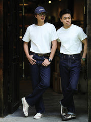 モデルが灰色のヘビーコットンクルーネックショートスリーブTシャツを着用し、カジュアルな日常スタイルを披露する全身像。