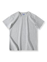 灰色の日本製ヘビーコットンクルーネックショートスリーブTシャツを正面から展示し、そのクラシックなスタイルと高品質を強調。
