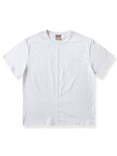ワックスダイマーブル加工による斑点模様のショートワイドTシャツの正面ビュー。重厚感のある230g40番手二重糸コットン素材を使用。