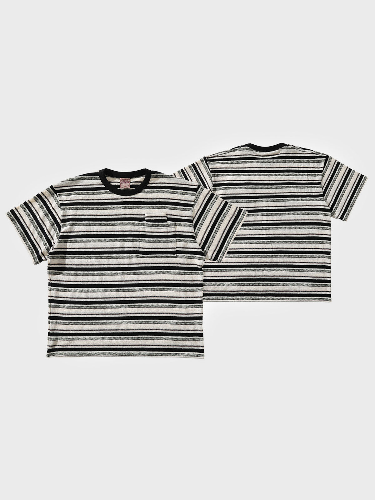 ゆったりとしたフィット感のブラック&ホワイト・ストライプ・ダブルポケット・ショートスリーブTシャツの全景