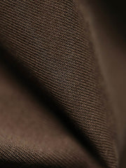 Tシャツの発泡プリントと高密度のサテンステッチ刺繍のクローズアップ