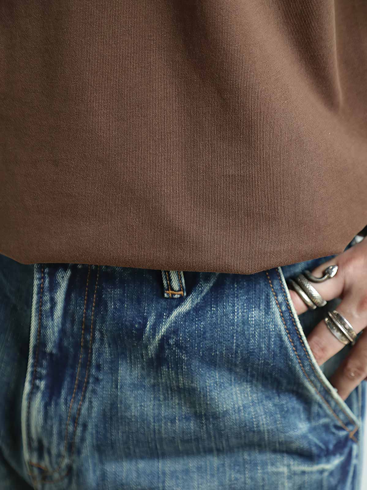 モデルがヴィンテージスポーツジャージTシャツを着用している様子