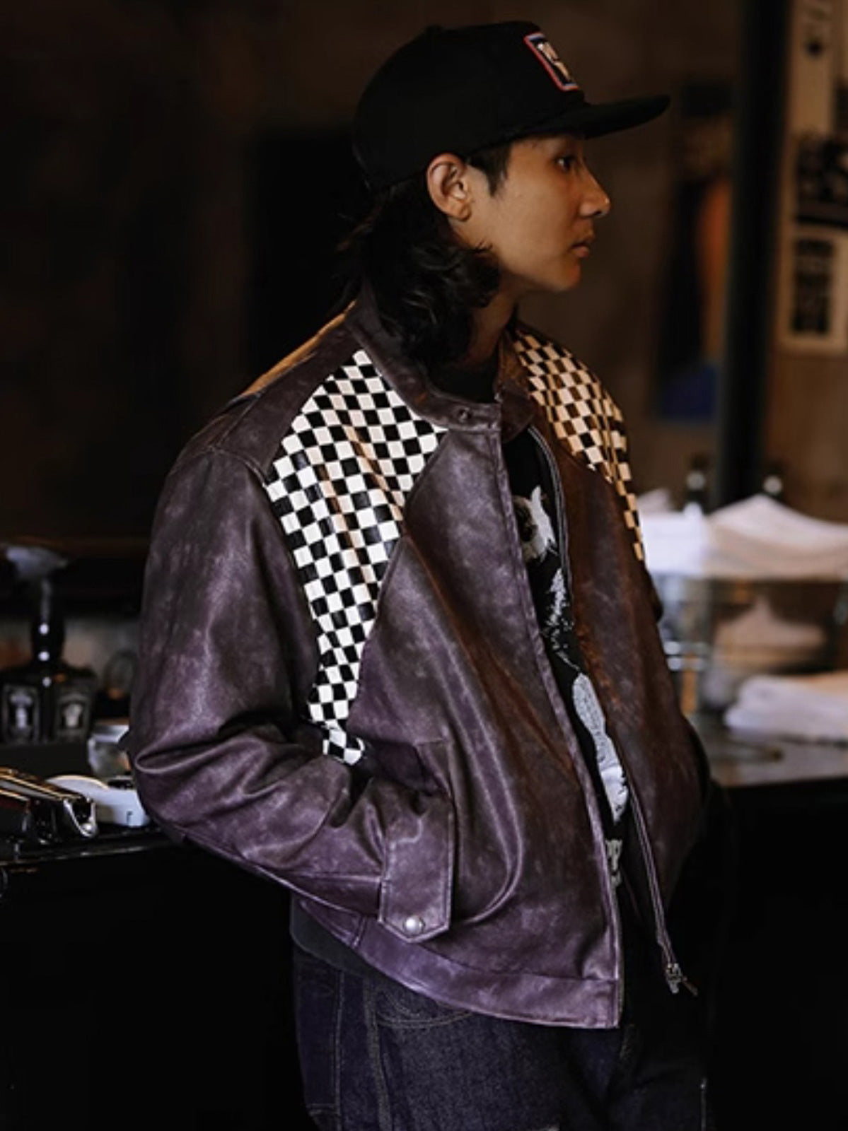 ショートPUレザージャケットを着用したレーシングスタイルのコーディネート例