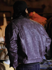 ショートPUレザージャケットを着用したレーシングスタイルのコーディネート例