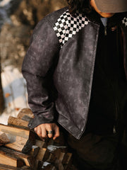 ショートPUレザージャケットを着用したレーシングスタイルのコーディネート例