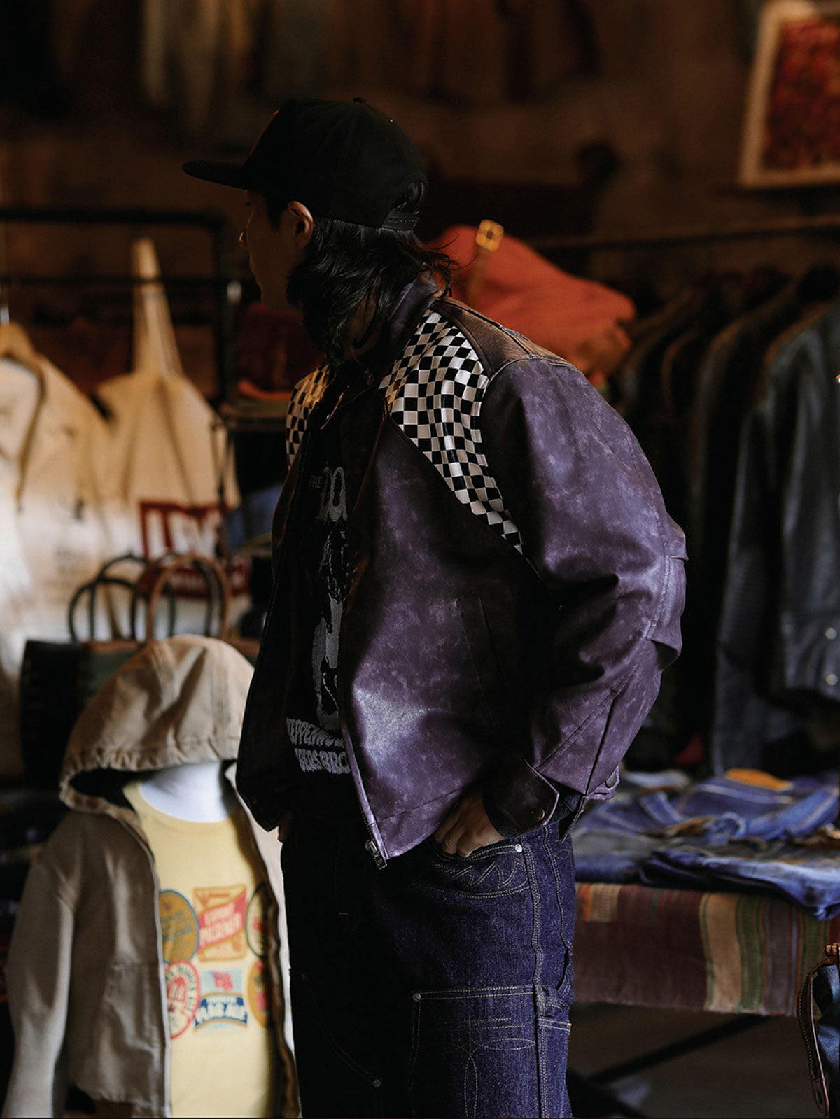 ショートPUレザージャケットを着用したレーシングスタイルのコーディネート例