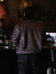 ショートPUレザージャケットを着用したレーシングスタイルのコーディネート例