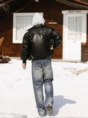 製品画像: PUレザー製ボンバージャケットの正面展示
詳細画像: PUレザーとYKKジップのディテールクローズアップ