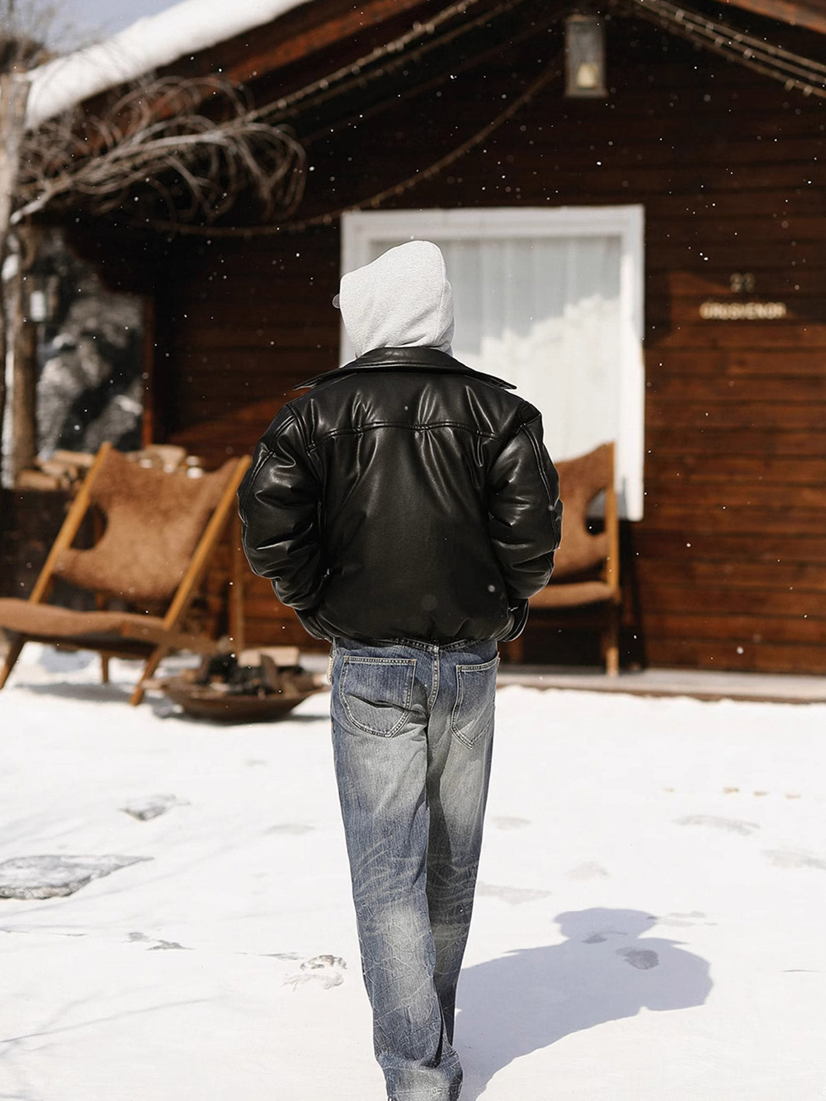 製品画像: PUレザー製ボンバージャケットの正面展示
詳細画像: PUレザーとYKKジップのディテールクローズアップ