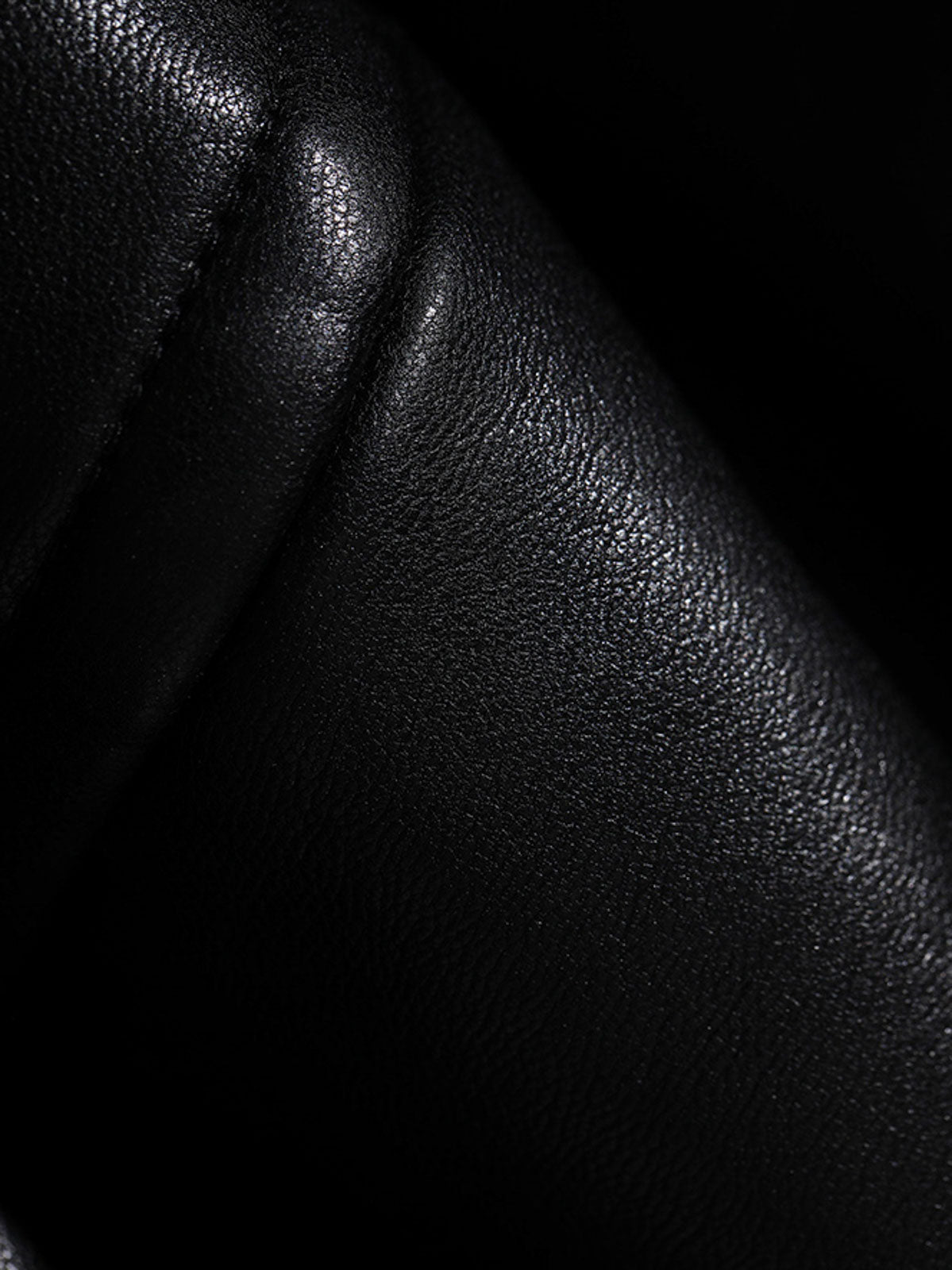 製品画像: PUレザー製ボンバージャケットの正面展示
詳細画像: PUレザーとYKKジップのディテールクローズアップ