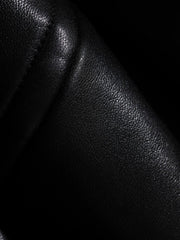 製品画像: PUレザー製ボンバージャケットの正面展示
詳細画像: PUレザーとYKKジップのディテールクローズアップ