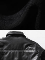 製品画像: PUレザー製ボンバージャケットの正面展示
詳細画像: PUレザーとYKKジップのディテールクローズアップ