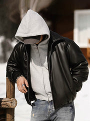 製品画像: PUレザー製ボンバージャケットの正面展示
詳細画像: PUレザーとYKKジップのディテールクローズアップ