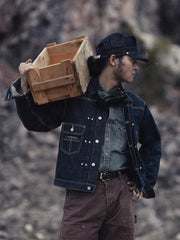 詳細画像: バックルとレザーのディテールクローズアップ
モデル画像: ヴィンテージ風レザーベルトを使ったコーディネート例