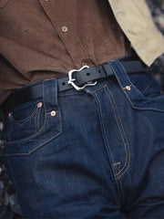 詳細画像: バックルとレザーのディテールクローズアップ
モデル画像: ヴィンテージ風レザーベルトを使ったコーディネート例