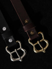 製品画像: ハンドメイドヴィンテージ合金バックルレザーベルトの正面図
詳細画像: バックルとレザーのディテールクローズアップ