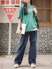 モデル画像:モデルが着用したレトロストレートデニムパンツのコーディネート